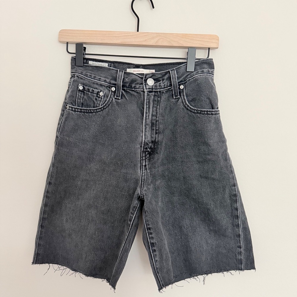 VTG Women's Levis Cut Off Raw Hem Shorts Balloon Leg Black Denim SZ 24 y2K